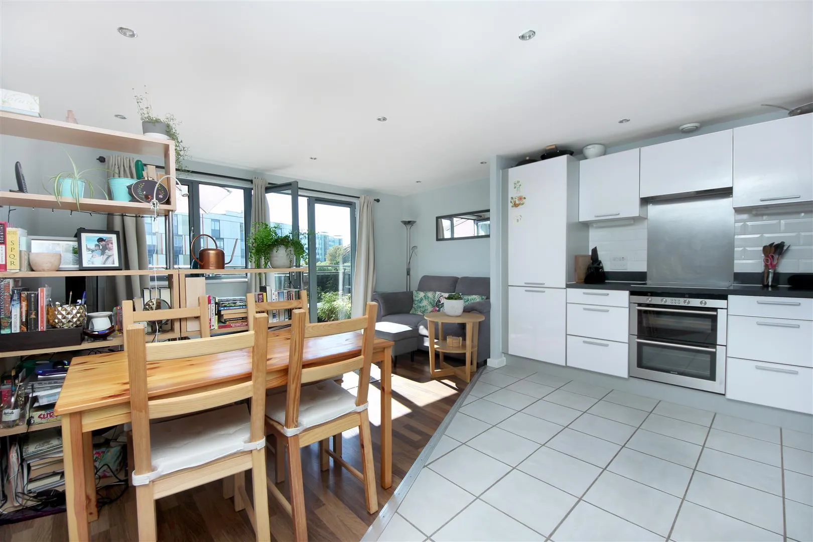 Flat Lapis Close in Greater London