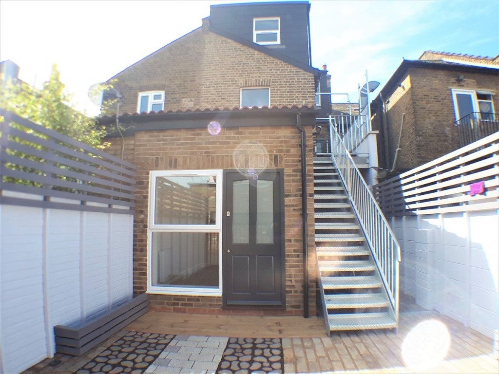 Flat Backwater Place in Greater London