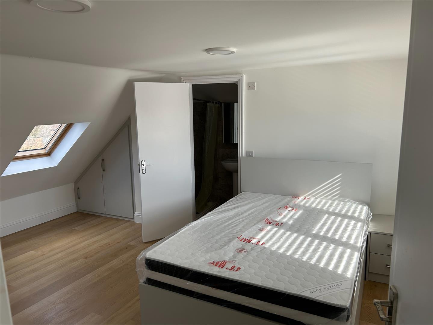 Room Bath Road in Greater London