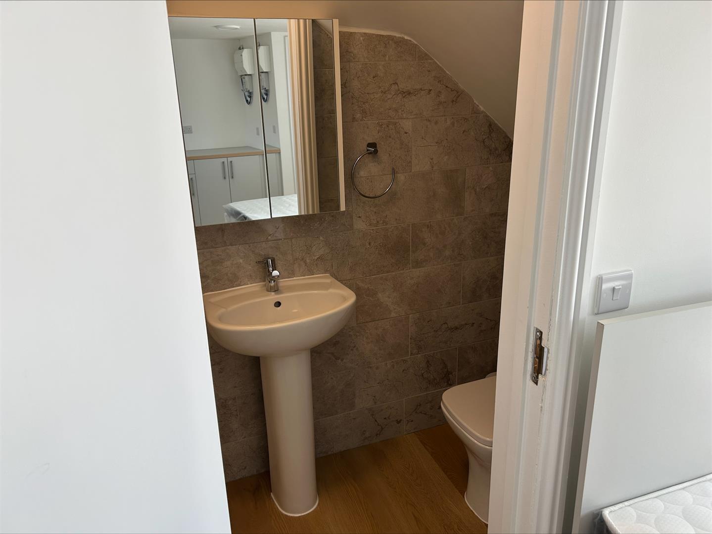 Room Bath Road in Greater London