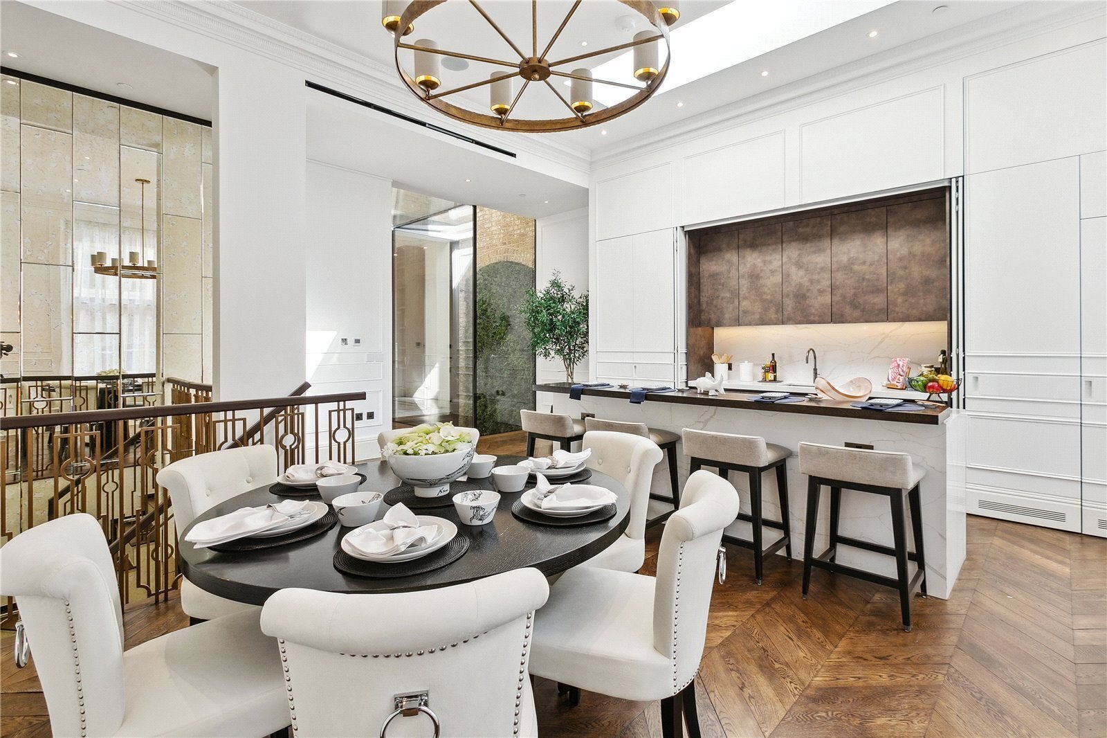 Flat Vicarage Gate in Greater London