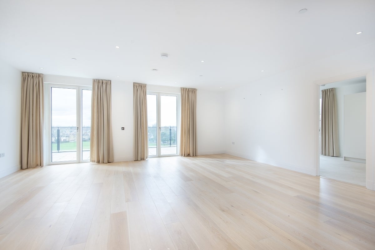 Flat Broom Road in Greater London
