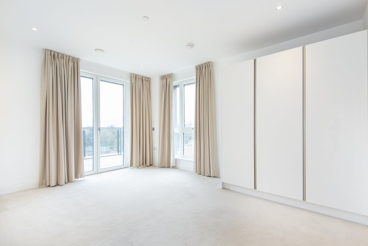 Flat Broom Road in Greater London