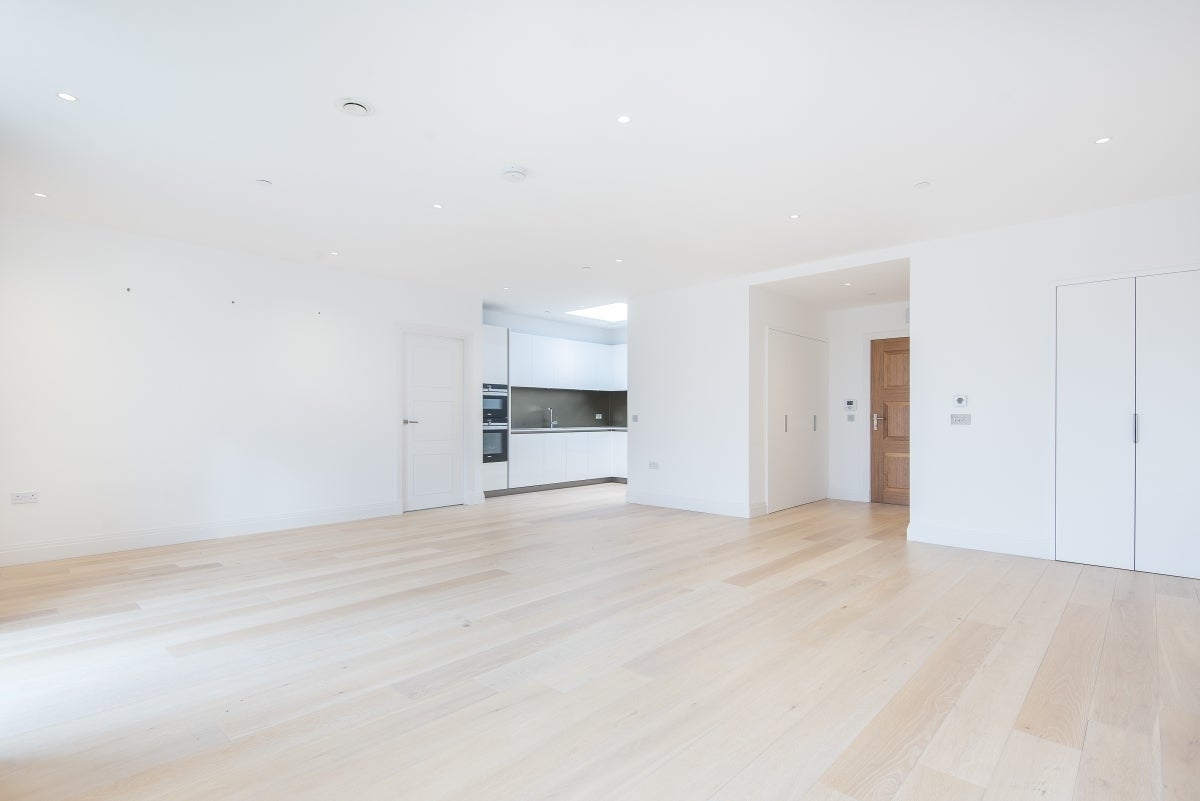 Flat Broom Road in Greater London