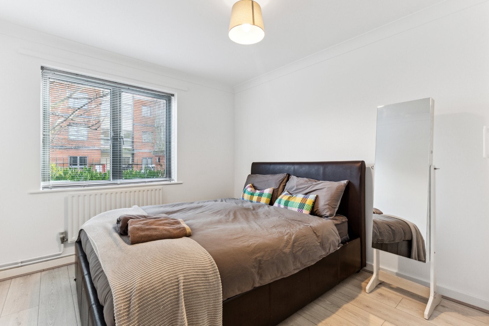 Flat Heathstan Road in Greater London