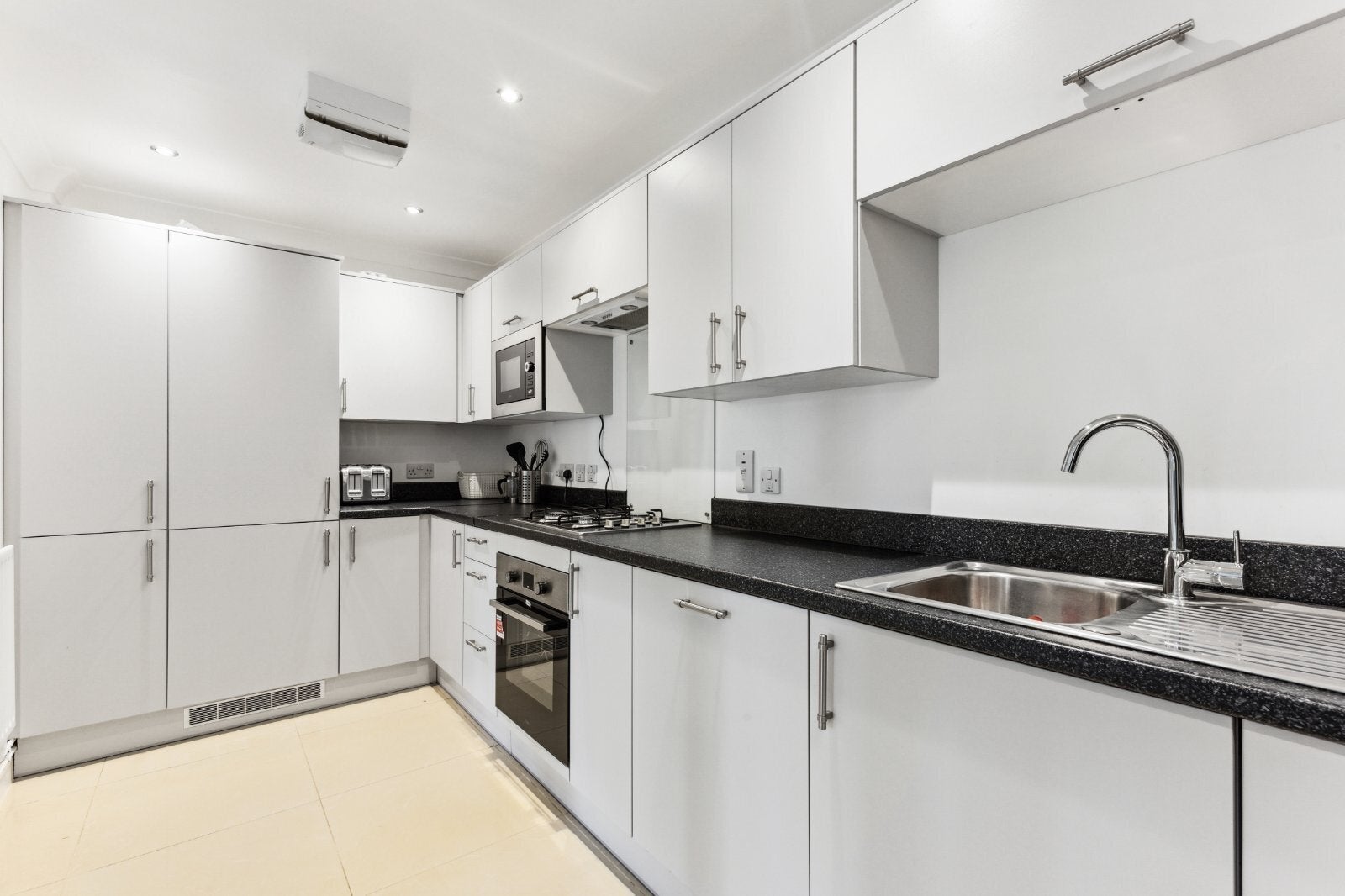 Flat Heathstan Road in Greater London