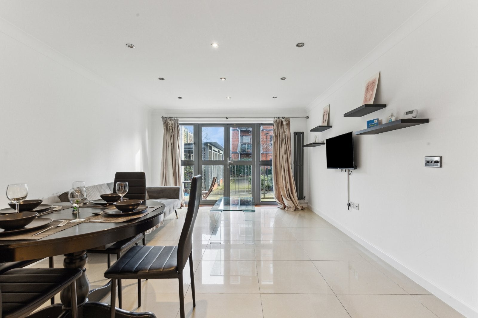 Flat Heathstan Road in Greater London