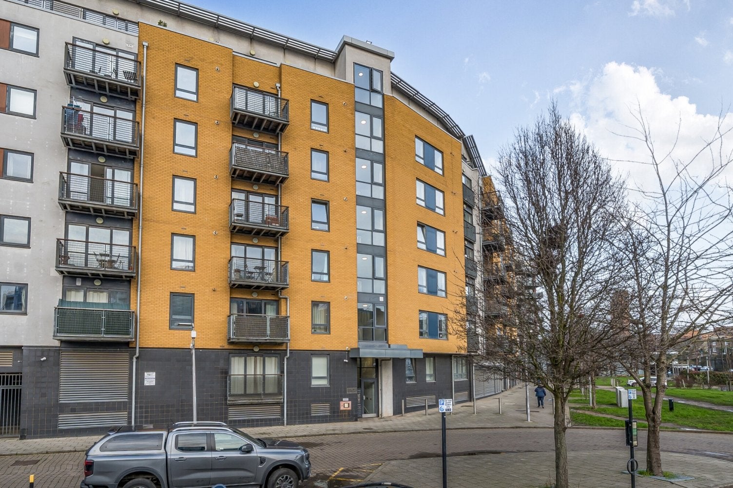 Flat Straightsmouth in Greater London