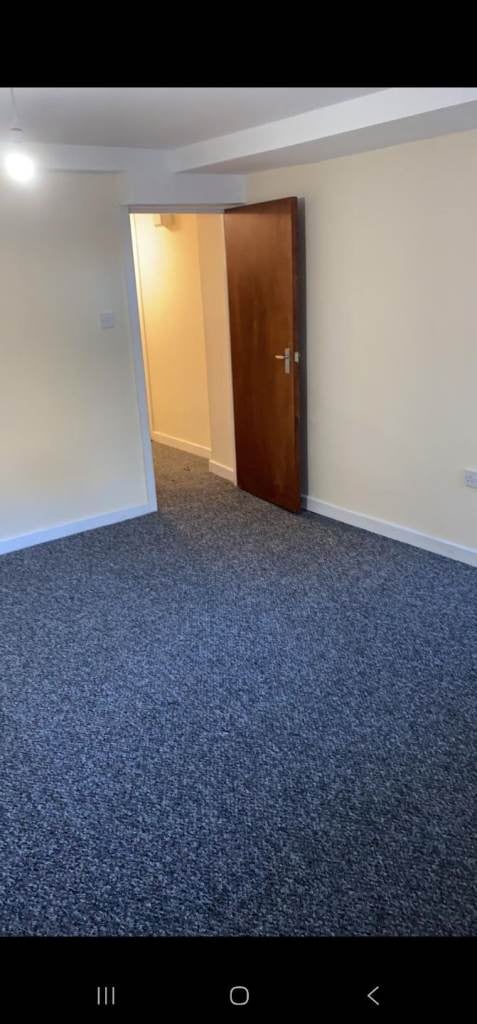 Flat Apsley Crescent in Bradford