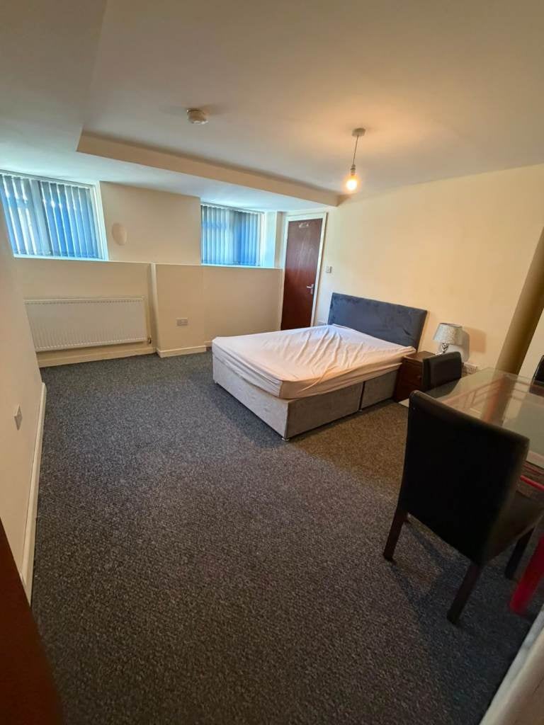 Flat Apsley Crescent in Bradford