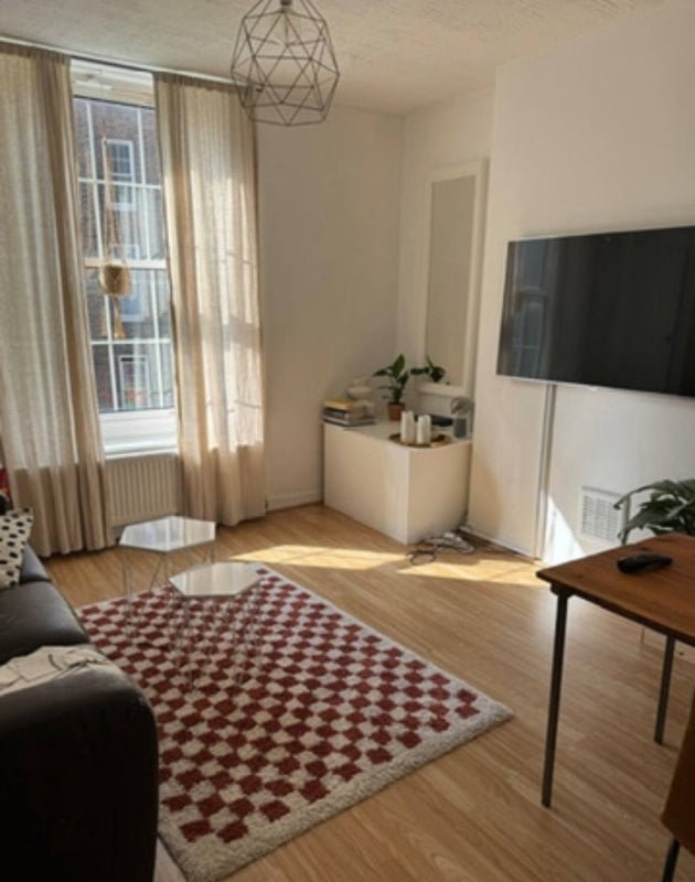 Room Pembury Road in Greater London