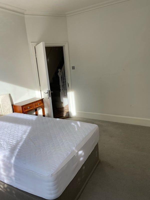 Room Kingwood Road in Greater London