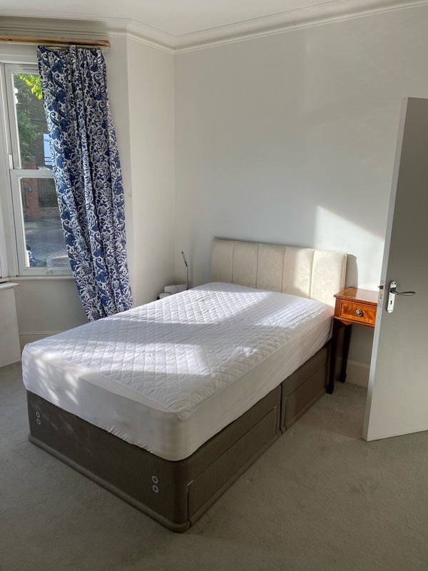 Room Kingwood Road in Greater London