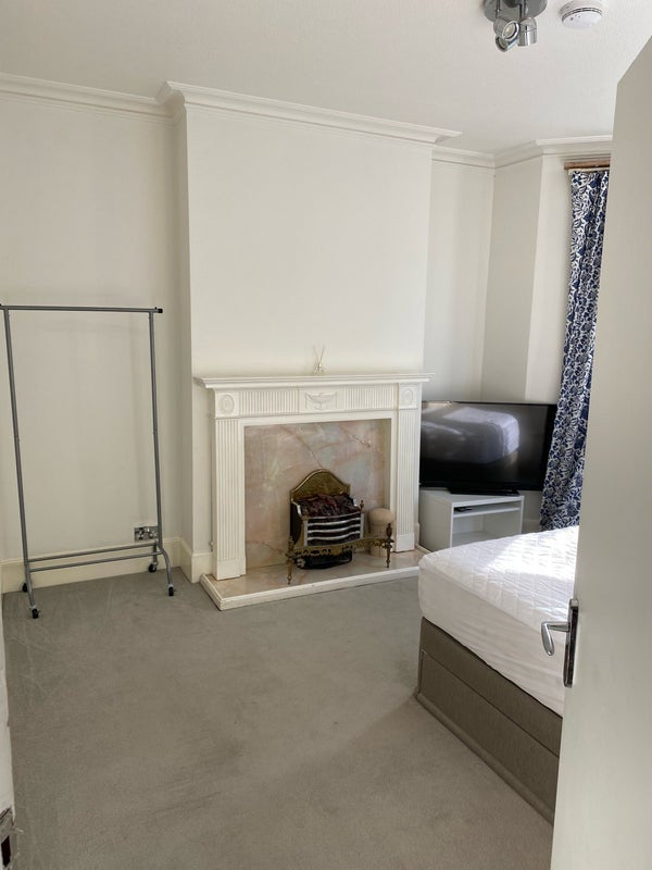 Room Kingwood Road in Greater London