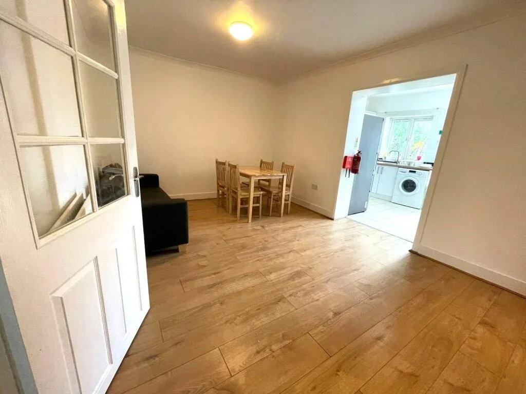 Room Moremead Road in Greater London