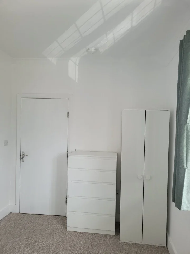 Room Moremead Road in Greater London
