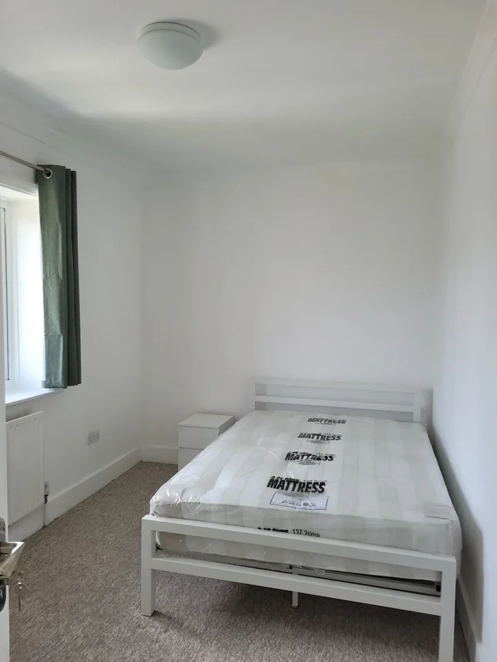 Room Moremead Road in Greater London
