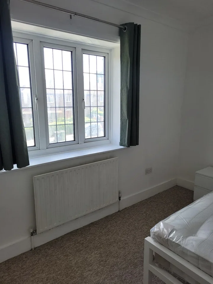 Room Moremead Road in Greater London