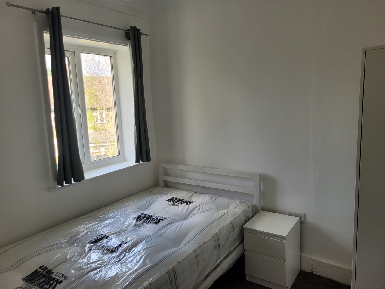 Room Moremead Road in Greater London