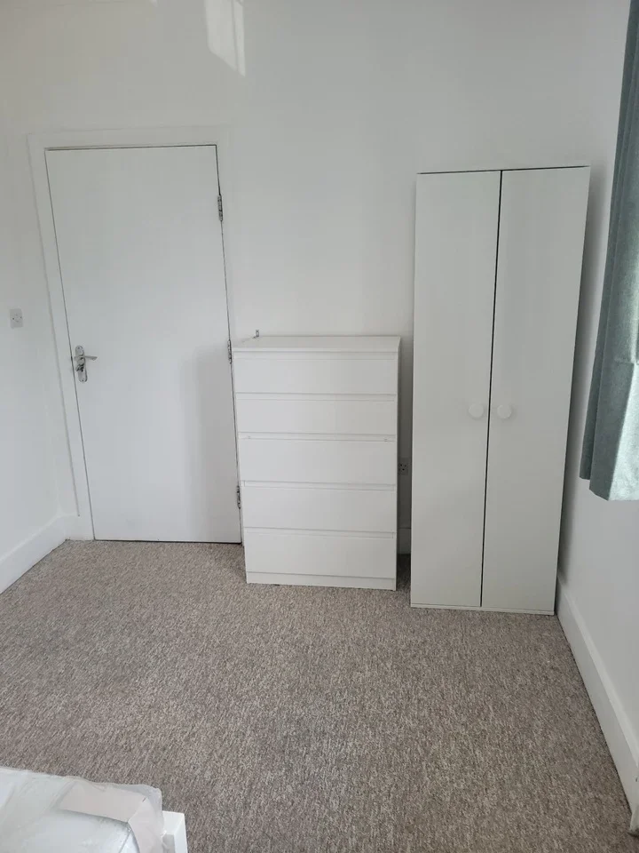 Room Moremead Road in Greater London