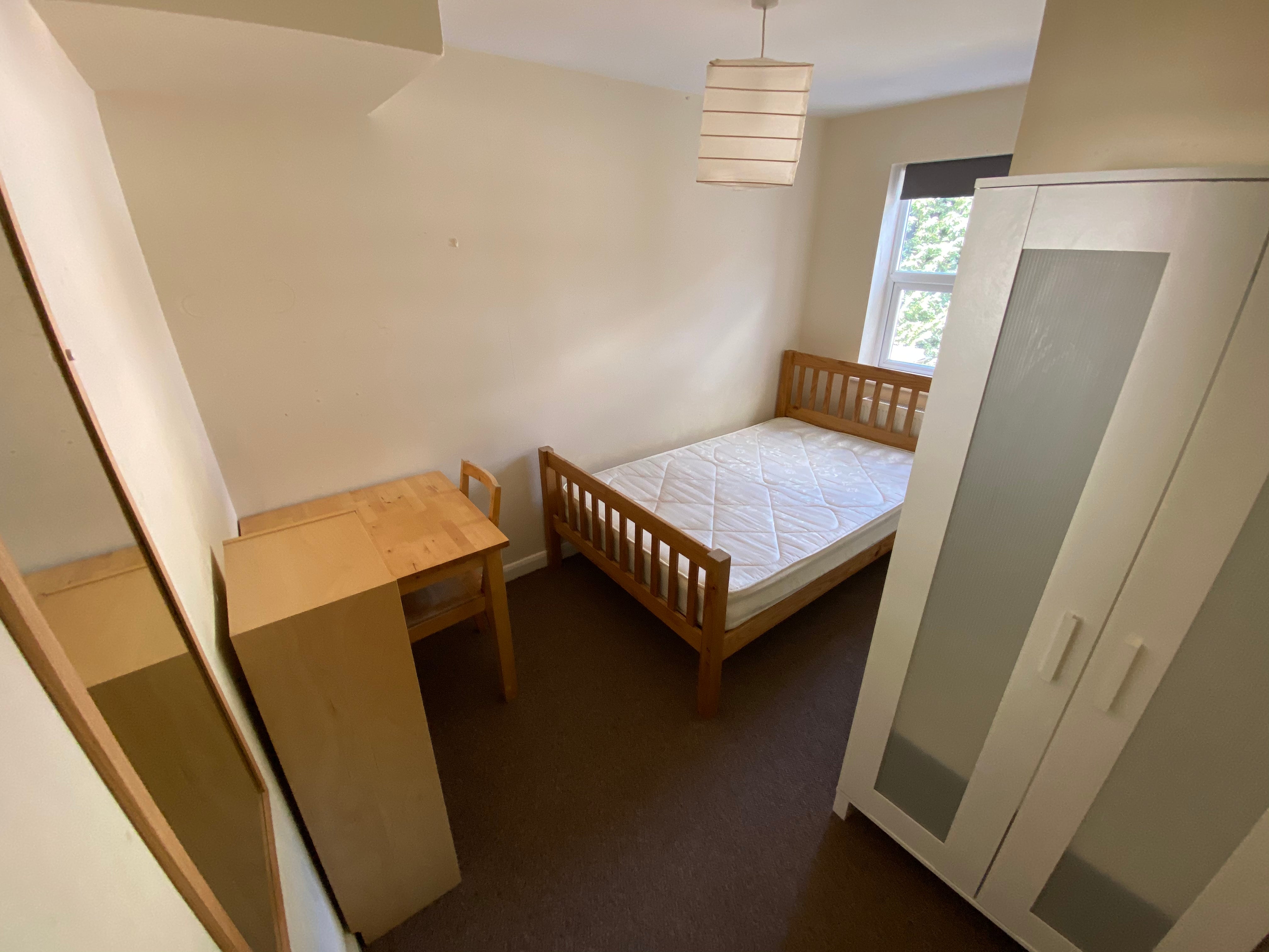 Room Dawlish Road in Birmingham