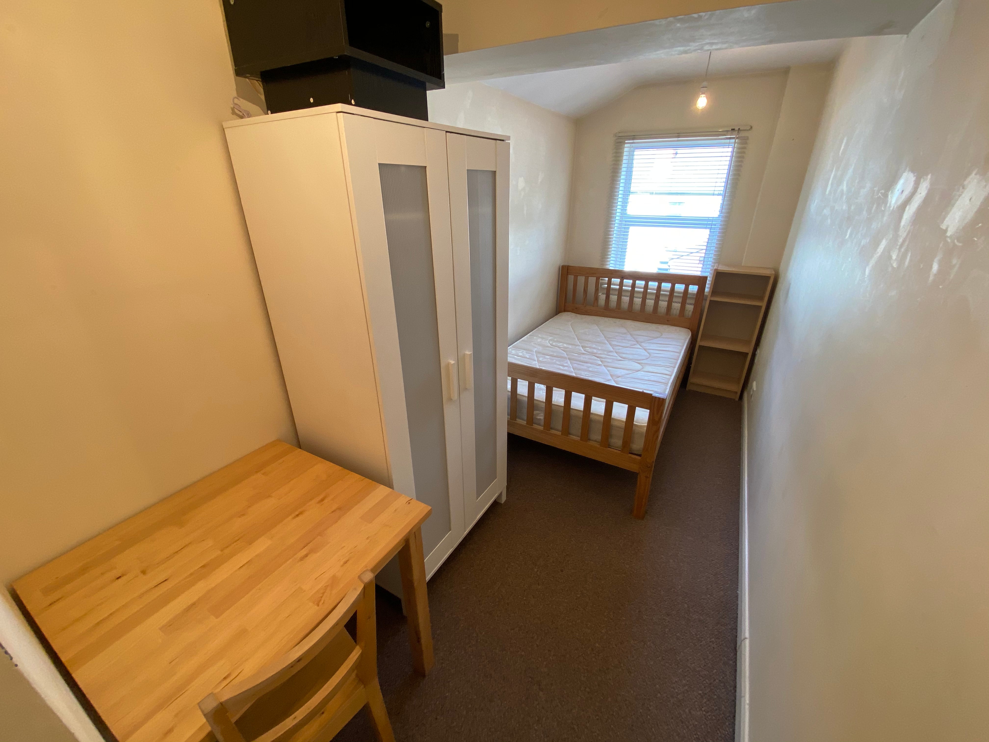 Room Dawlish Road in Birmingham