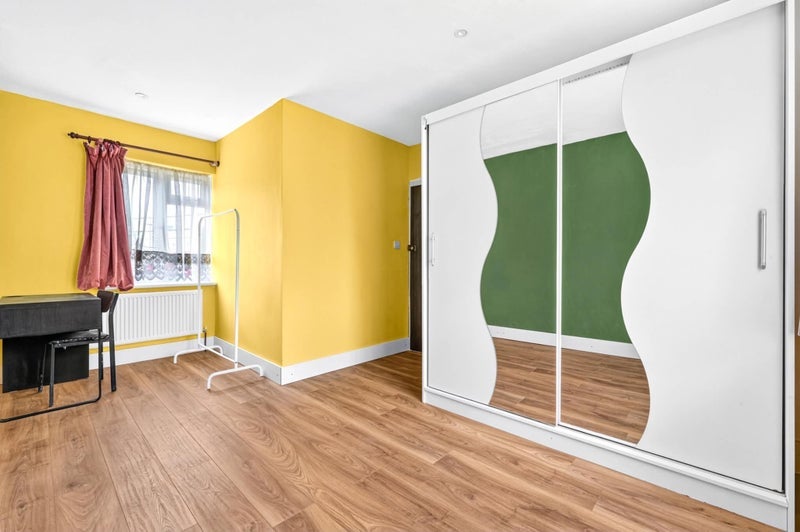 Room Waddon Way in Greater London