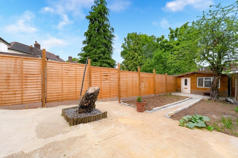 Room Waddon Way in Greater London