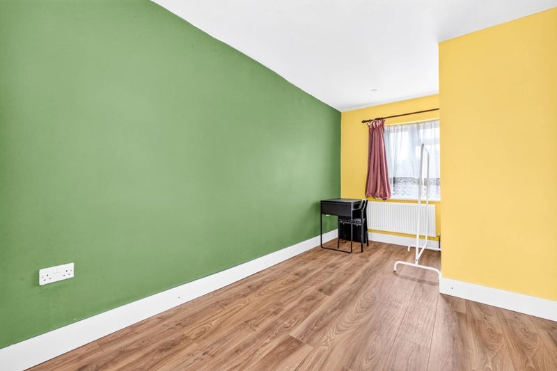 Room Waddon Way in Greater London