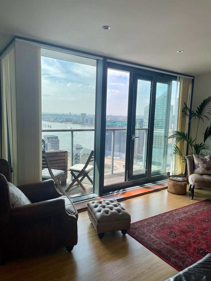 Flat Blackwall Way in Greater London