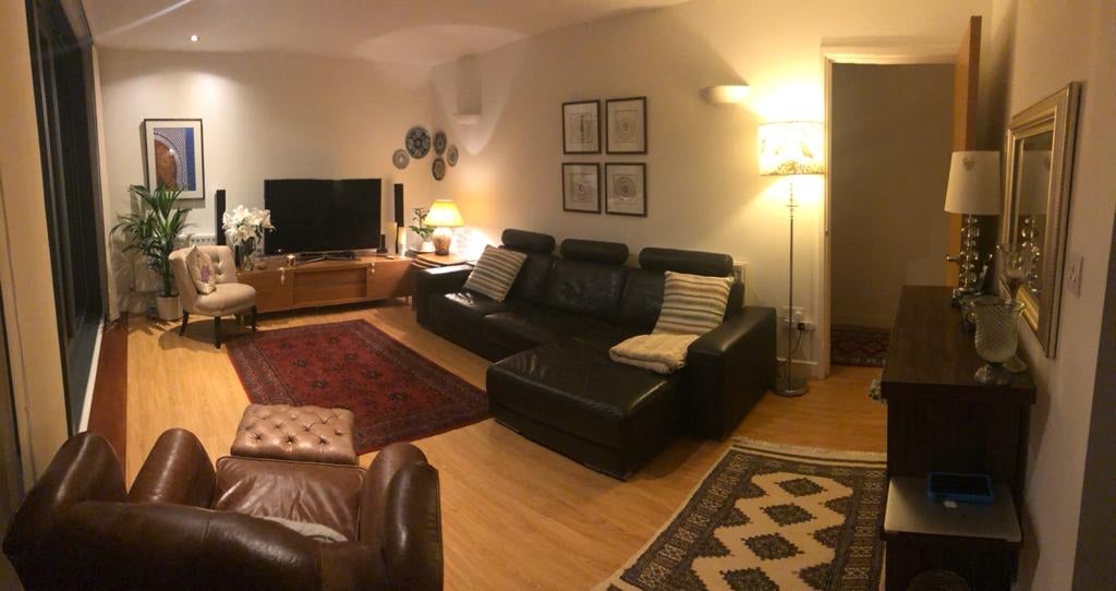 Flat Blackwall Way in Greater London