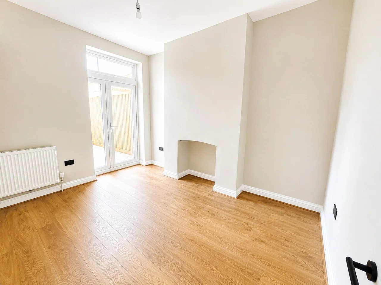 Flat Hermitage Road in Greater London
