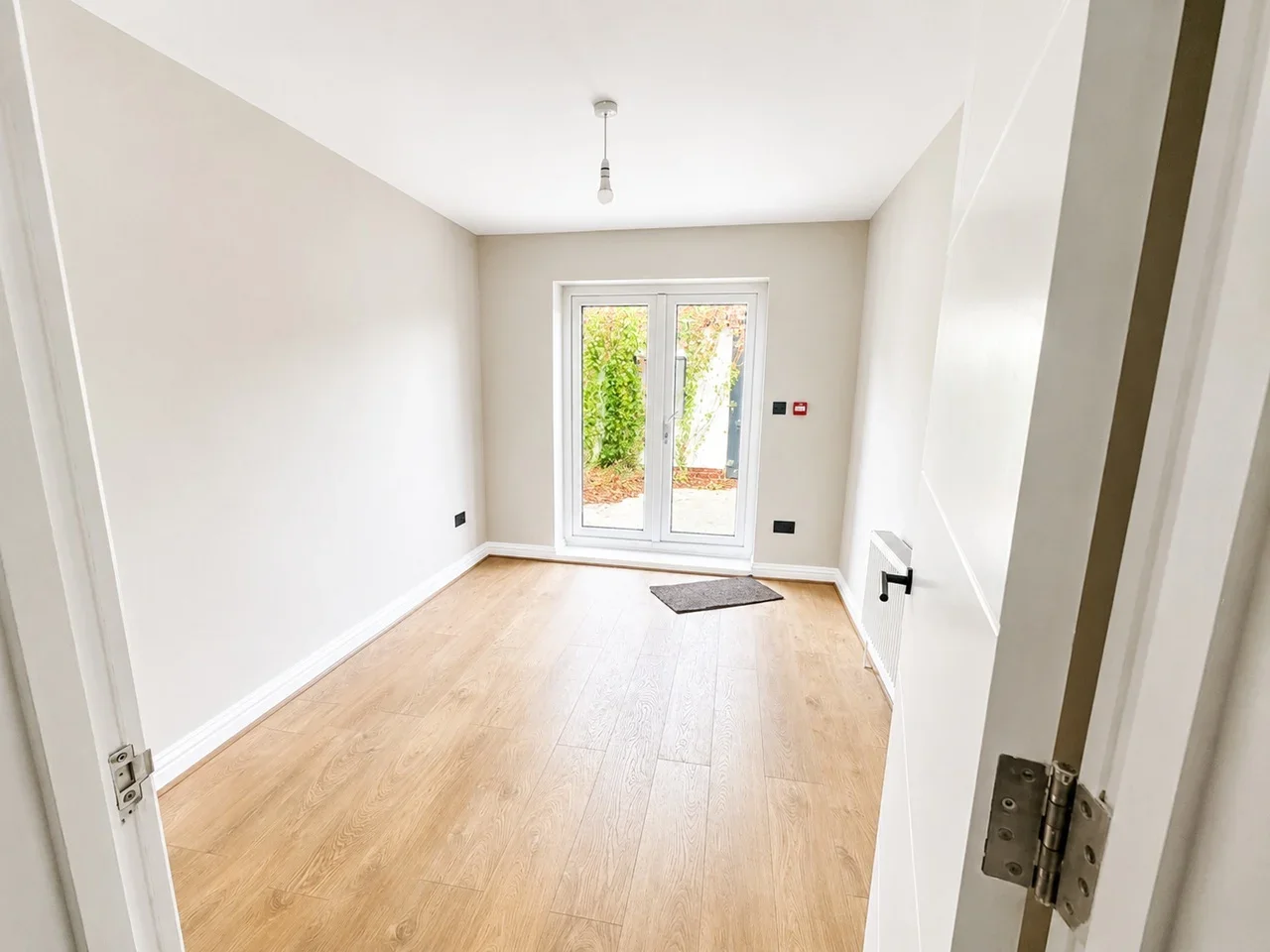 Flat Hermitage Road in Greater London