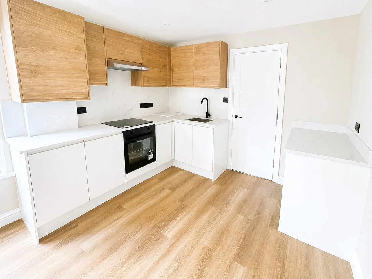 Flat Hermitage Road in Greater London