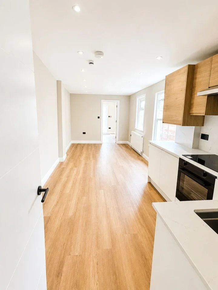Flat Hermitage Road in Greater London