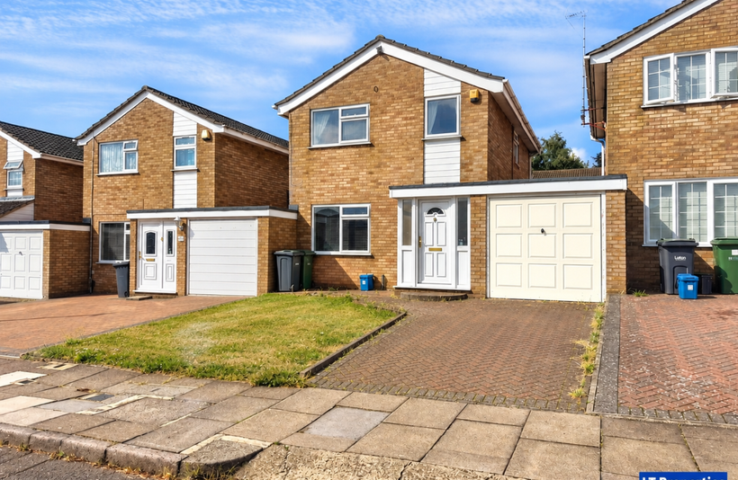 House Oving Close in Luton