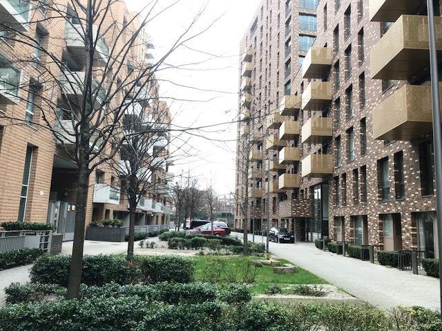 Flat Grant Square in Greater London