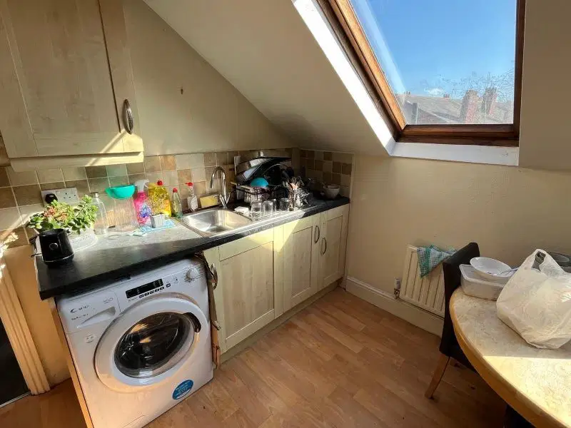 Room Arncliffe Road in Leeds