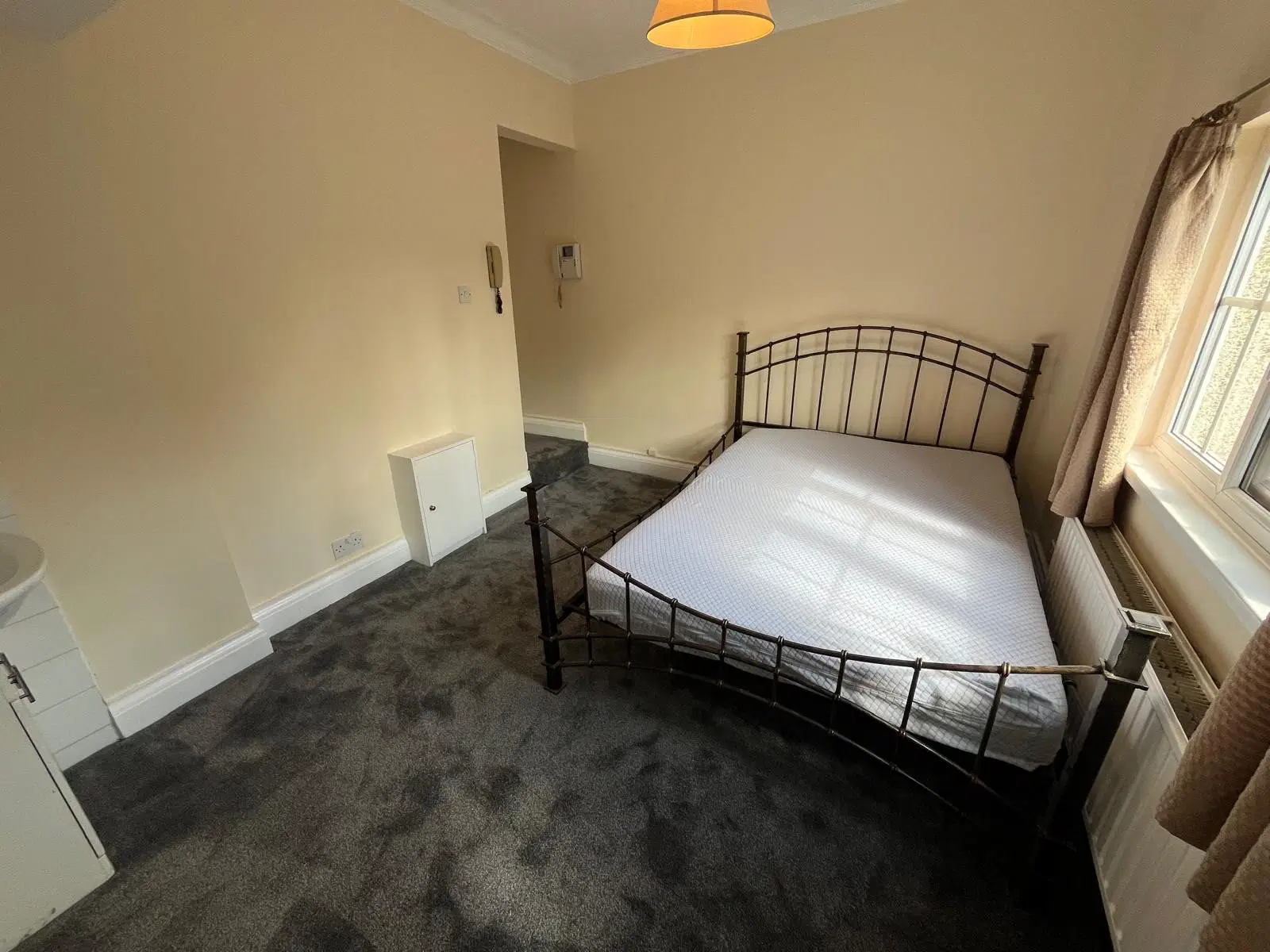 Room Arncliffe Road in Leeds