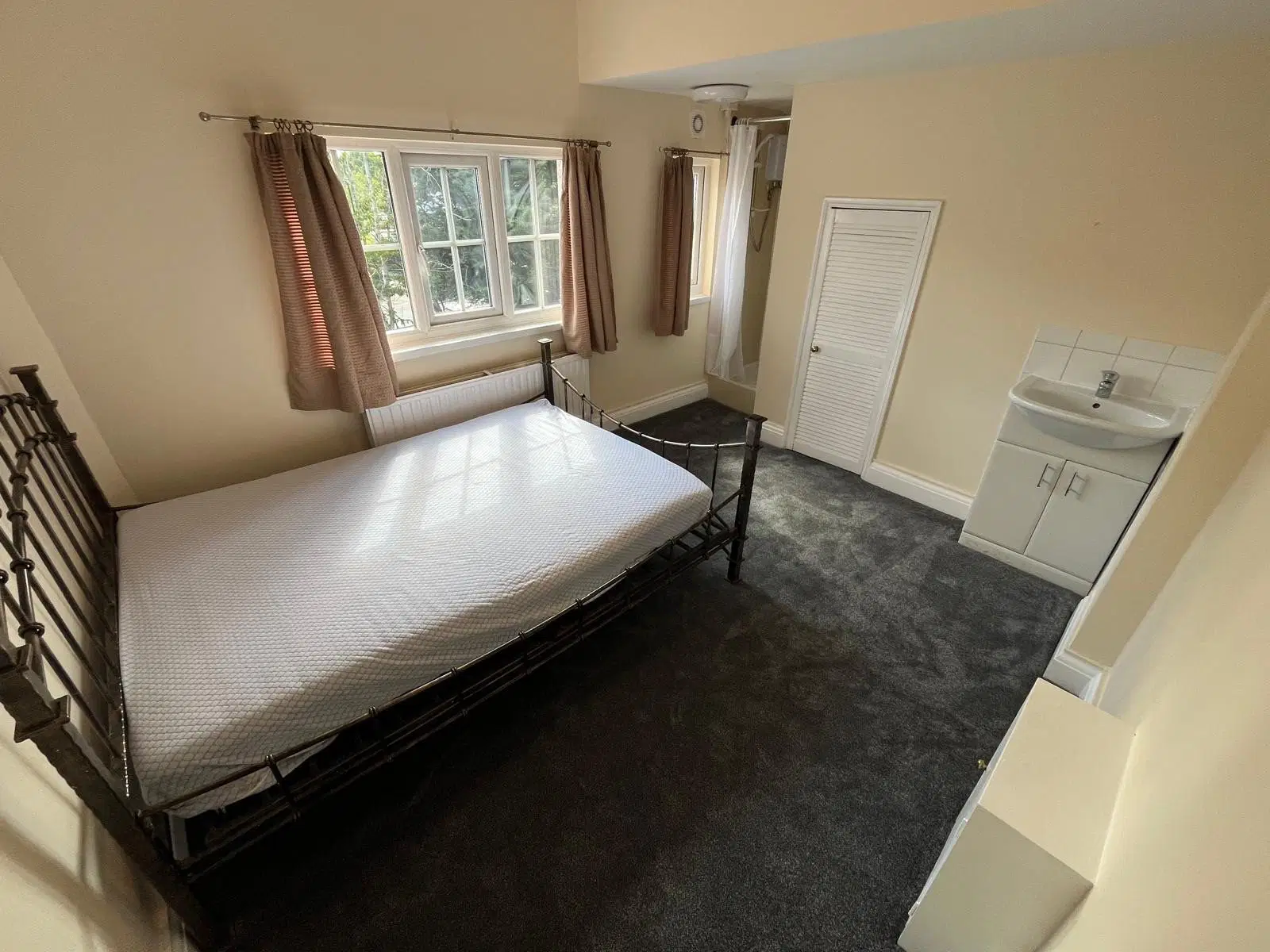 Room Arncliffe Road in Leeds