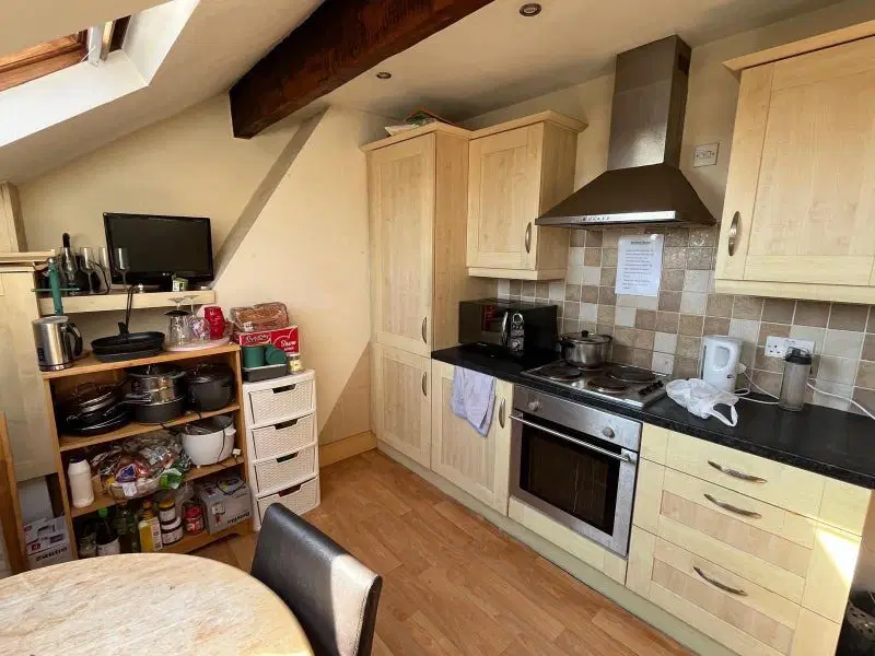 Room Arncliffe Road in Leeds