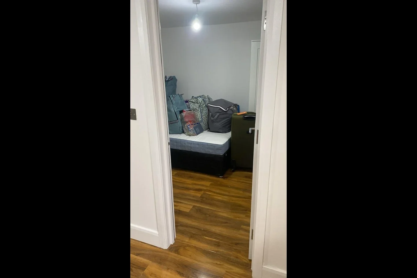 Flat Saxon Drive in Greater London