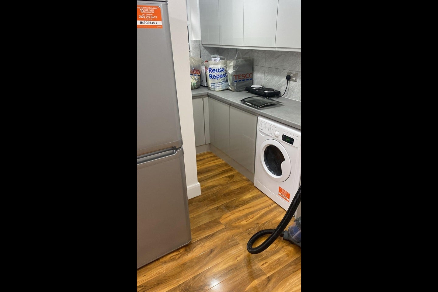 Flat Saxon Drive in Greater London