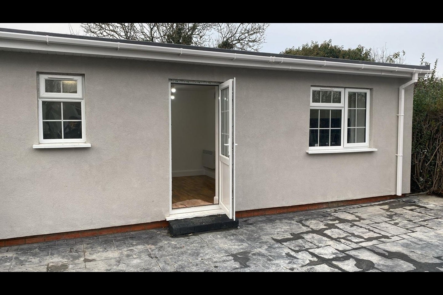 Flat Saxon Drive in Greater London