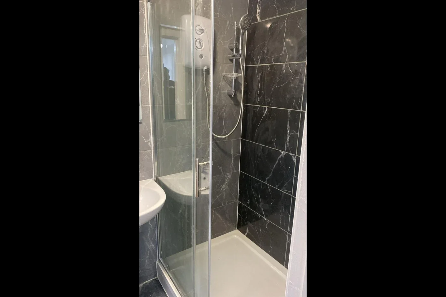 Flat Saxon Drive in Greater London