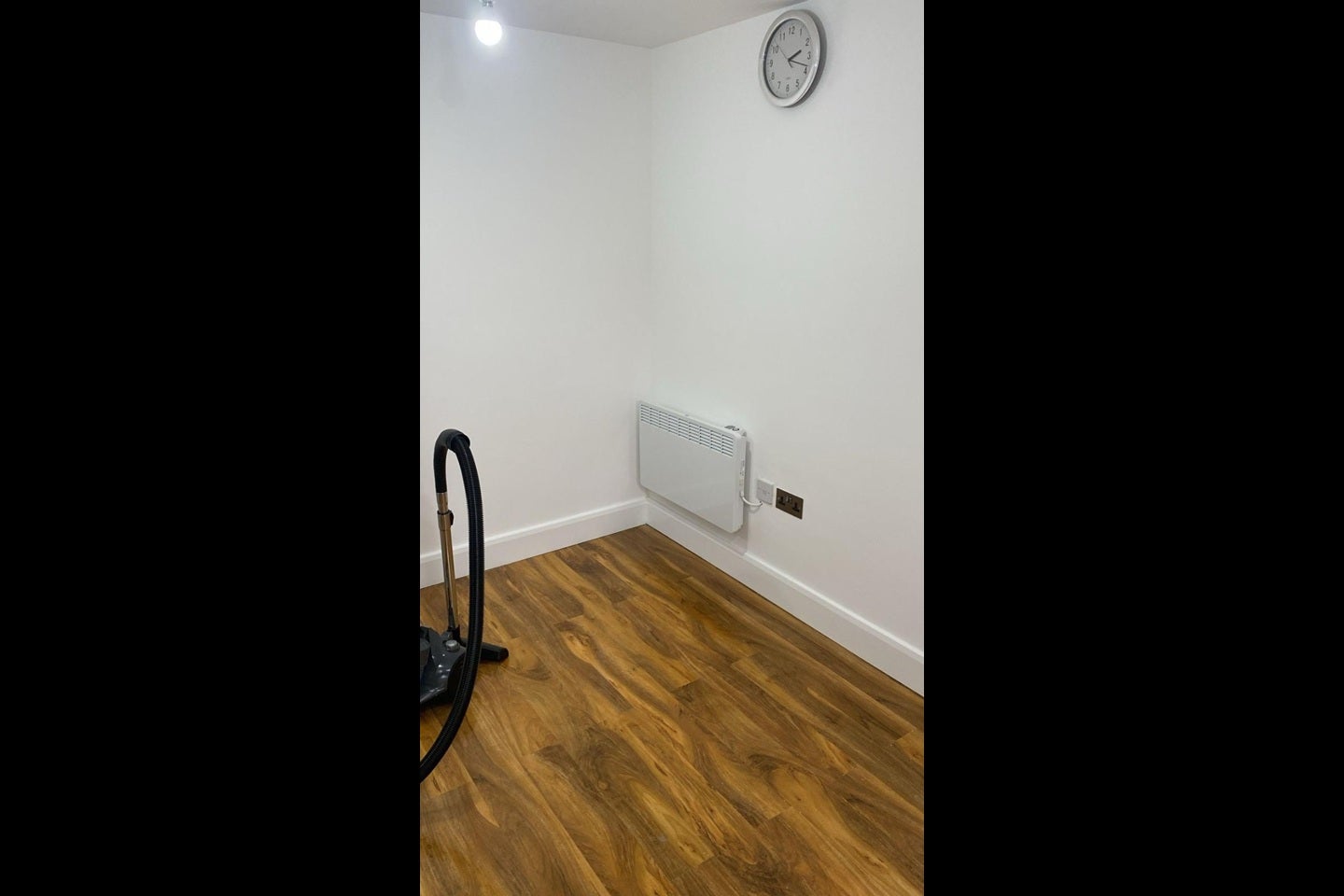 Flat Saxon Drive in Greater London