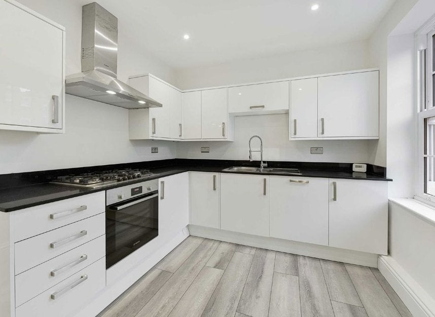 Flat Hortensia Road in Greater London