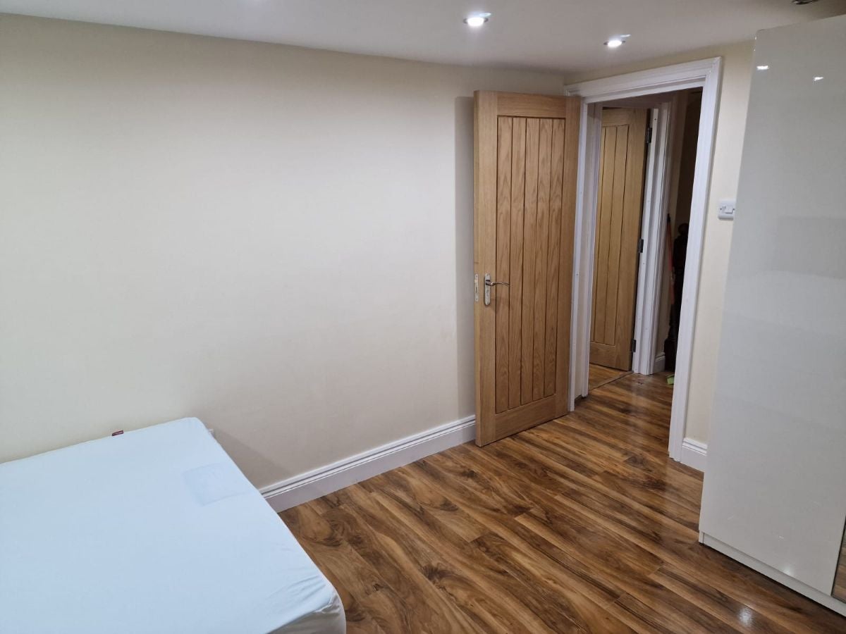 Flat Durban Road in Greater London