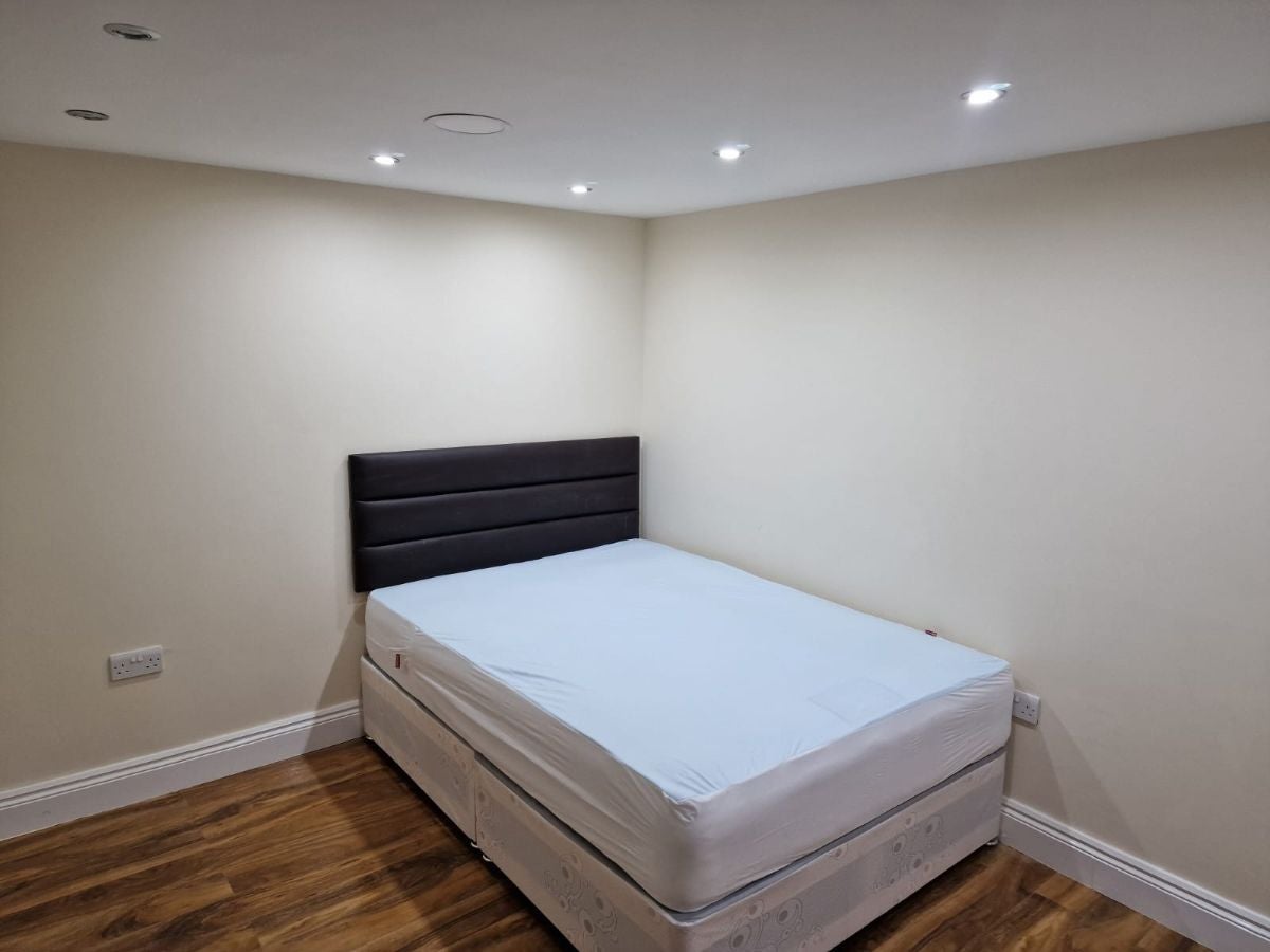 Flat Durban Road in Greater London