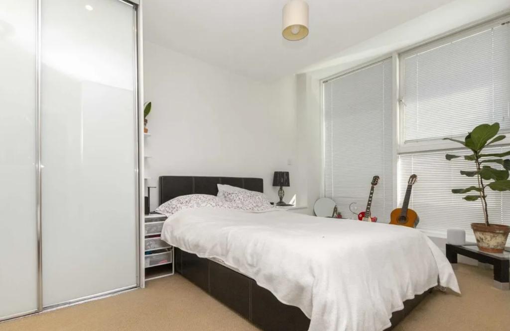 Flat Gallions Reach Shopping Park in Greater London
